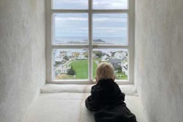 Child enjoying the view from inside the firehouse of Kvitsøy.